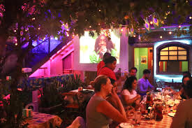 Tenha um Encontro Romântico com Vinho e Petiscos